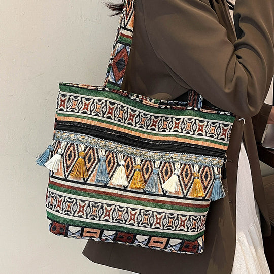 Damen Umhängetasche mit modernem Ethno-Muster und verspielten Quasten Nord Taschen