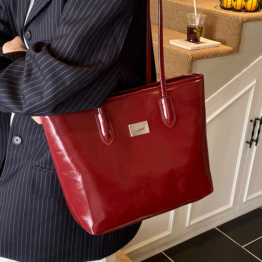 Damen Beuteltasche mit verspieltem Plüschanhänger Nord Taschen