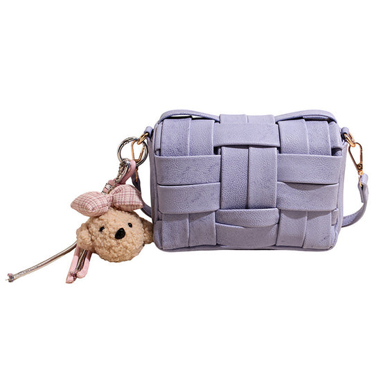 Damen Umhängetasche mit geflochtenem Design und entzückendem Anhänger Nord Taschen
