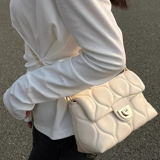 Damen Clutch-Tasche mit gepolstertem Design und goldenen Akzenten Nord Taschen