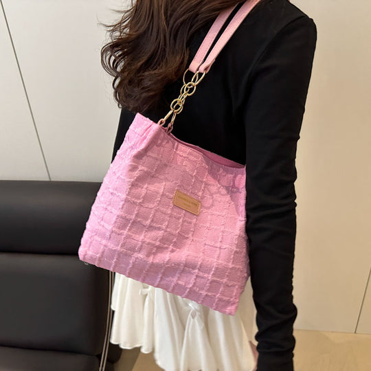 Damen Schultertasche mit strukturiertem Design und unverwechselbaren Kettenakzenten Nord Taschen
