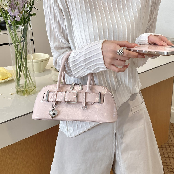 Damen-Handtasche mit schickem Metallic-Lackfinish und dekorativem Herzanhänger Nord Taschen