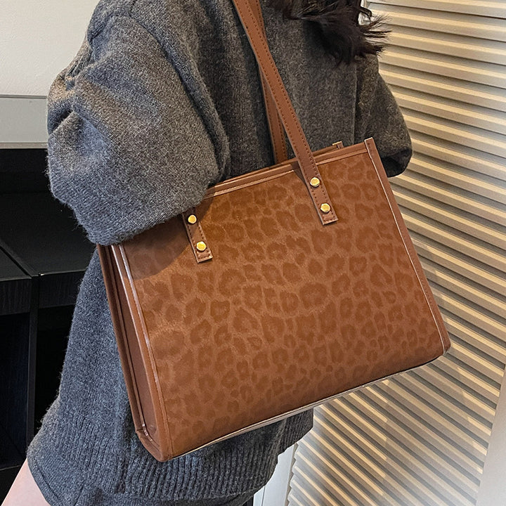 Damen Umhängetasche mit modernem Leopardenmuster und praktischen Details Nord Taschen