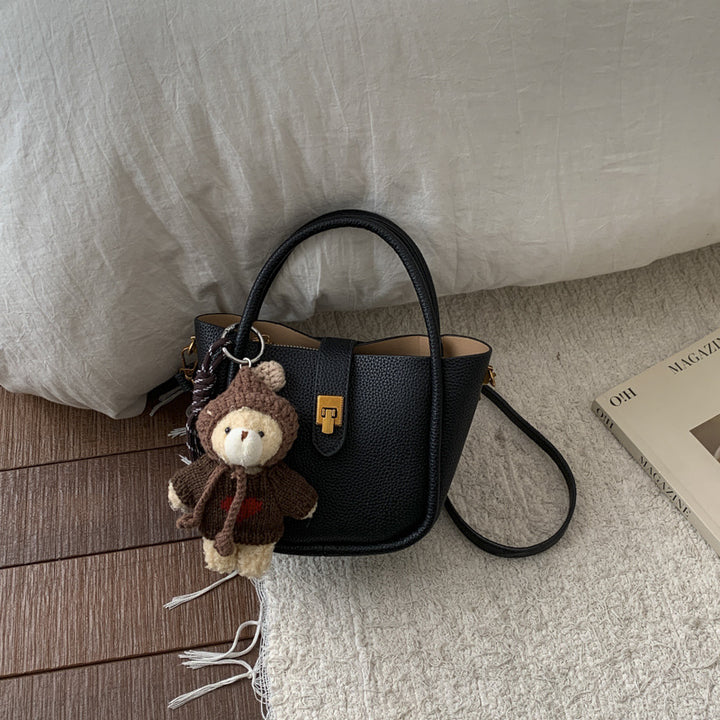 Damen Umhängetasche mit charmantem Kuscheltieranhänger Nord Taschen
