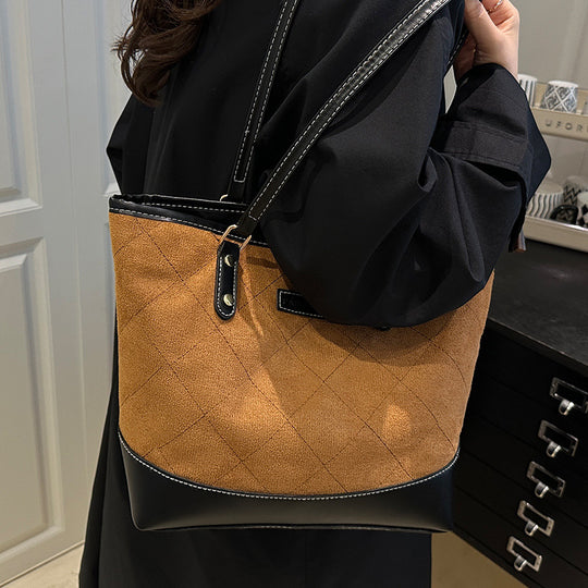 Damen elegante Handtasche mit gestepptem Design und praktischen Seitentaschen Nord Taschen