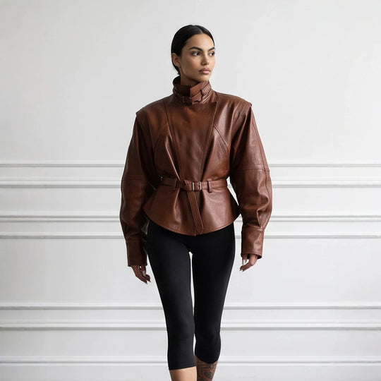 Damen Taillierte Kunstlederjacke mit Stehkragen, Nackenriemen und figurformendem Taillengürtel Nord Taschen
