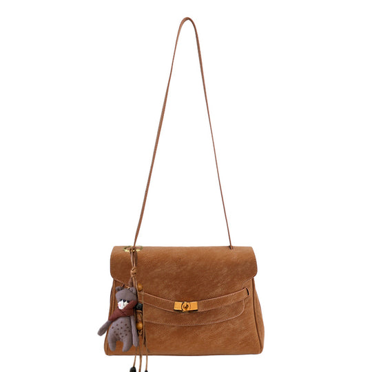 Damen Schultertasche mit edlem Verschluss und charmantem Anhänger Nord Taschen