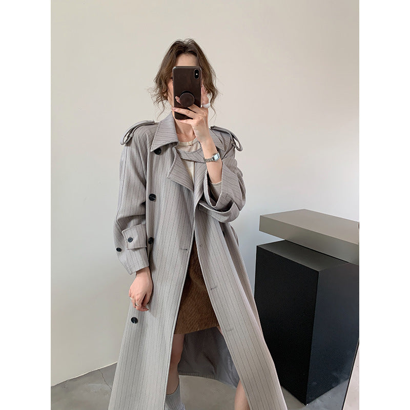 Damen Nadelstreifen-Trench mit kastiger Silhouette, Schulterpatten und verdecktem Bindegürtel Nord Taschen