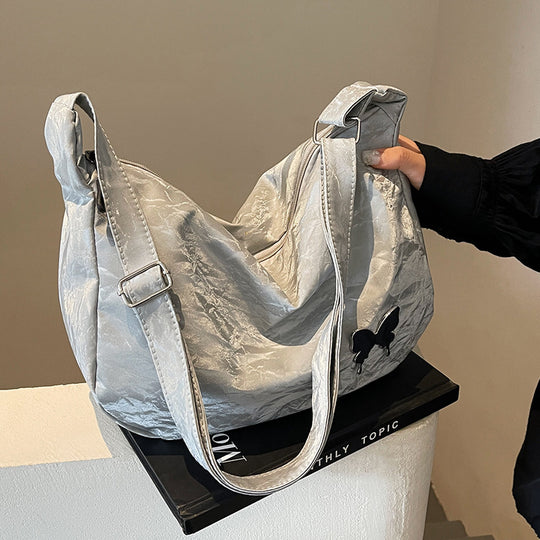 Damen Umhängetasche aus leichtem Material mit dekorativem Schmetterlingsdetail Nord Taschen