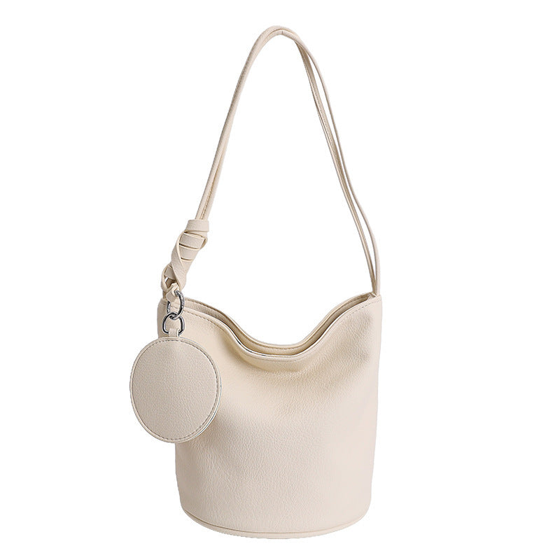 Damen Hobo-Tasche aus strukturiertem Kunstleder mit verspieltem Anhänger Nord Taschen