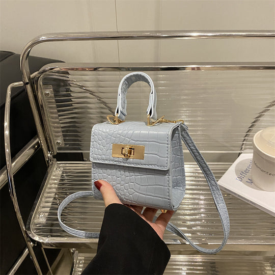 Damen Mini-Tasche mit edler Kroko-Optik und goldenen Akzenten Nord Taschen