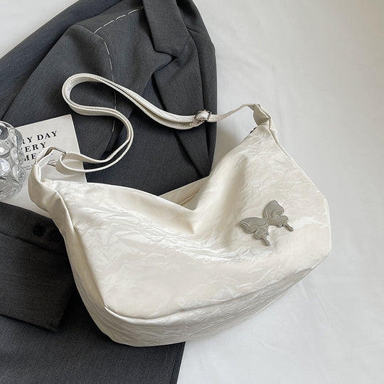 Damen Umhängetasche aus leichtem Material mit dekorativem Schmetterlingsdetail Nord Taschen