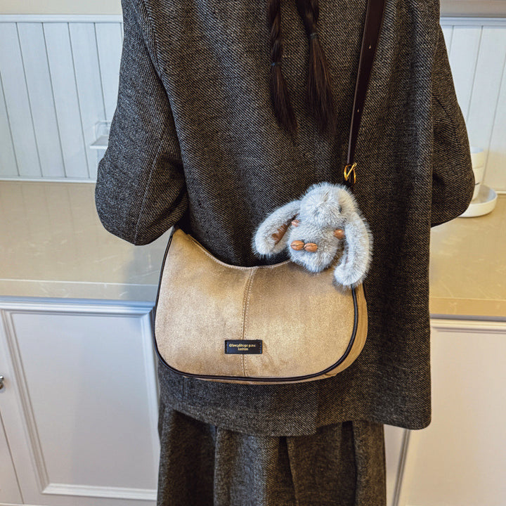 Damen modische Schultertasche mit flauschigem Anhänger Nord Taschen