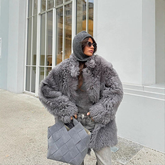 Damen Kurzer Oversize Webpelz‑Mantel mit voluminöser Lockenstruktur und Knopfverschluss Nord Taschen