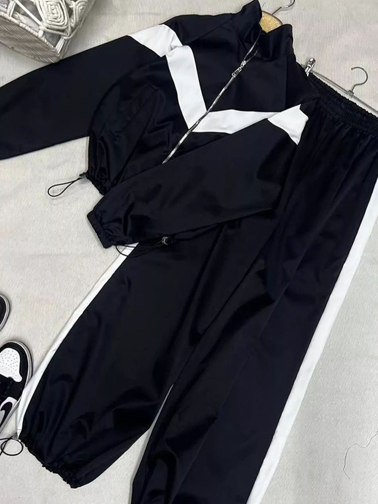 Damen eleganter sportlicher Zweiteiler Trainingsanzug mit Reißverschluss und kontrastierender V-Passe Nord Taschen