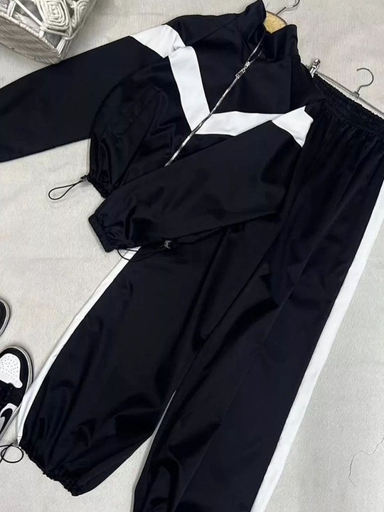 Damen eleganter sportlicher Zweiteiler Trainingsanzug mit Reißverschluss und kontrastierender V-Passe Nord Taschen