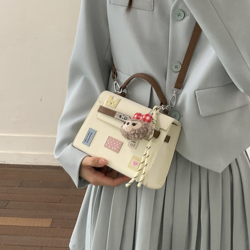 Damenhandtasche mit verspieltem Design und abnehmbarem Anhänger Nord Taschen