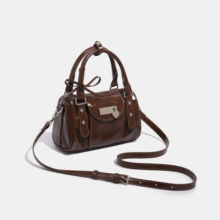 Damen Handtasche im eleganten, glänzenden Stil mit dekorativem Anhänger Nord Taschen