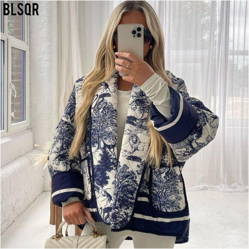 Damen Steppjacke im Kimono‑Stil mit Toile‑de‑Jouy Tierprint, Schalkragen und kontrastierenden aufgesetzten Taschen Nord Taschen