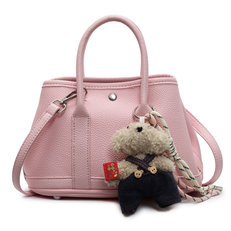 Damenhandtasche mit verspieltem Design und charmantem Plüschanhänger Nord Taschen