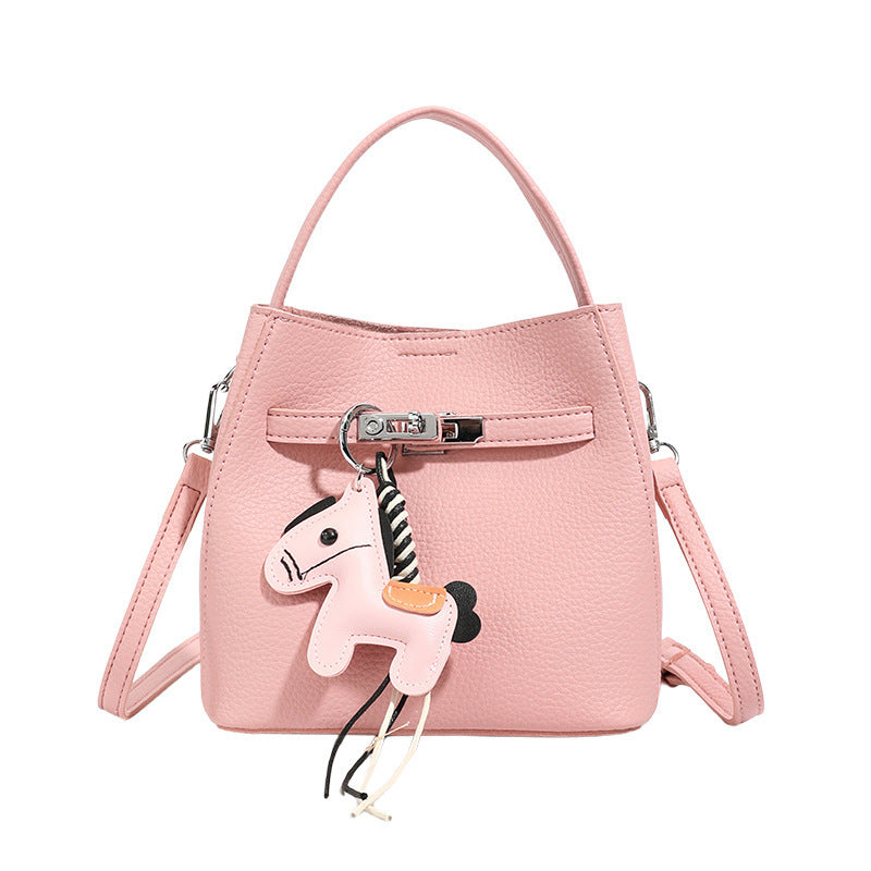 Damen Mini-Umhängetasche mit verspieltem Design und niedlichem Anhänger Nord Taschen
