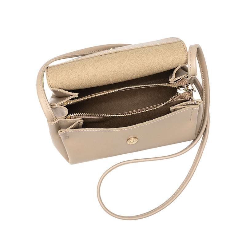 Damen Clutch-Tasche mit eleganter Klappenöffnung und charmantem Anhänger Nord Taschen