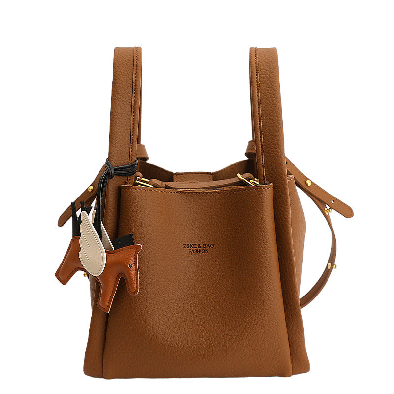 Damen Mini-Bucket Bag mit trendigem Anhänger Nord Taschen