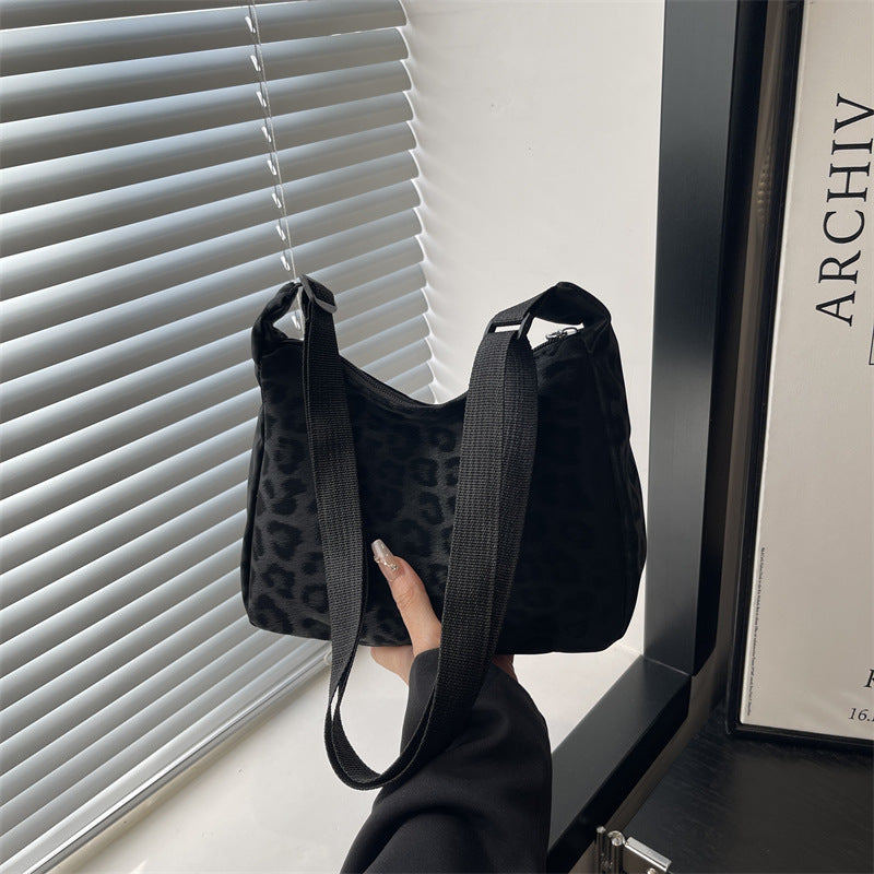 Damen Umhängetasche mit innovativem Muster Nord Taschen