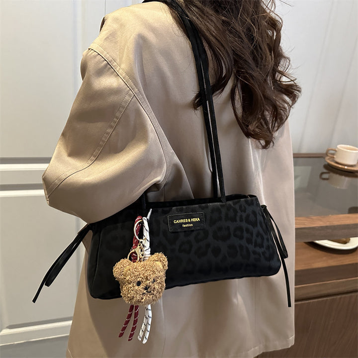 Damen elegante Clutch-Tasche mit verspieltem Anhänger Nord Taschen