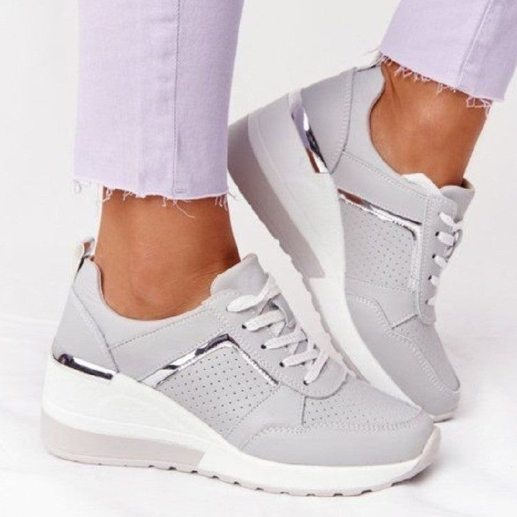 Damen nan Keil-Sneaker mit perforiertem Obermaterial, gepolstertem Komfortkragen und reflektierenden Metalldetails Nord Taschen