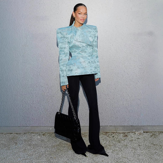 Damen Taillierter Jacquard-Blazer mit betonten Schultern, Schößchen und asymmetrischem Revers Nord Taschen