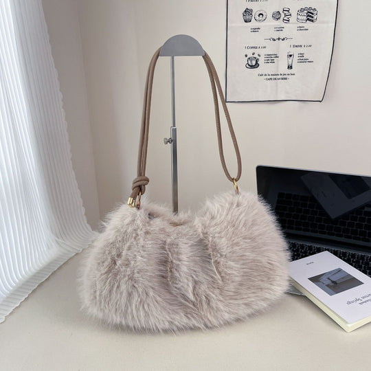 Damen Umhängetasche aus hochwertigem Kunstfell mit elegantem Detail Nord Taschen