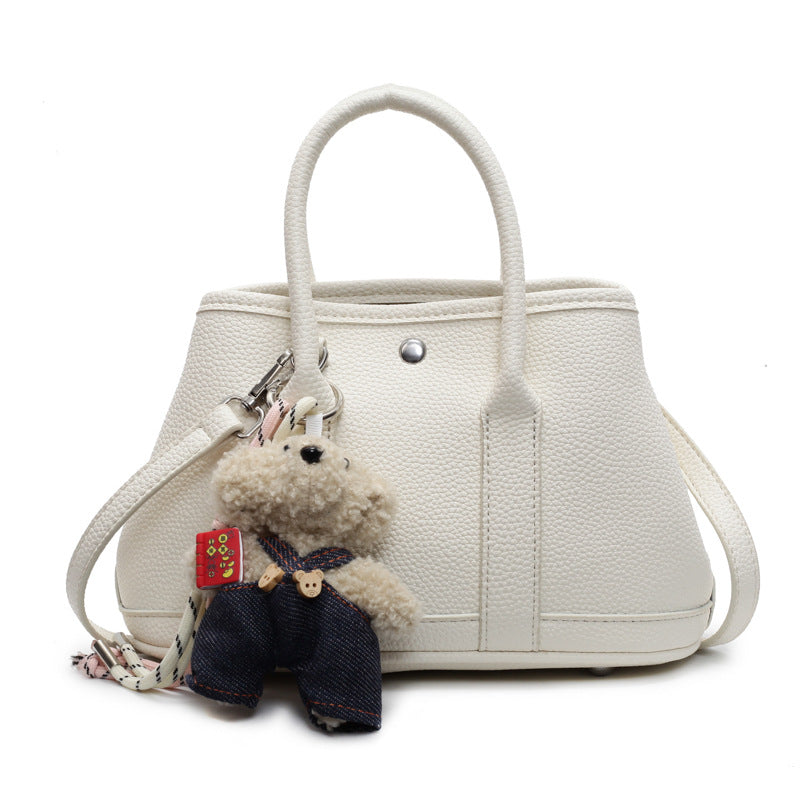 Damenhandtasche mit verspieltem Design und charmantem Plüschanhänger Nord Taschen