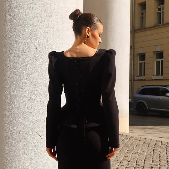 Damen Tailliertes Korsagen-Blazer-Top mit quadratischem Ausschnitt, Schößchen und betonten Schultern Nord Taschen