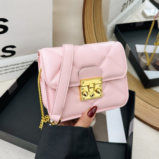 Damen Handtasche mit elegantem Steppmuster und goldenen Akzenten Nord Taschen