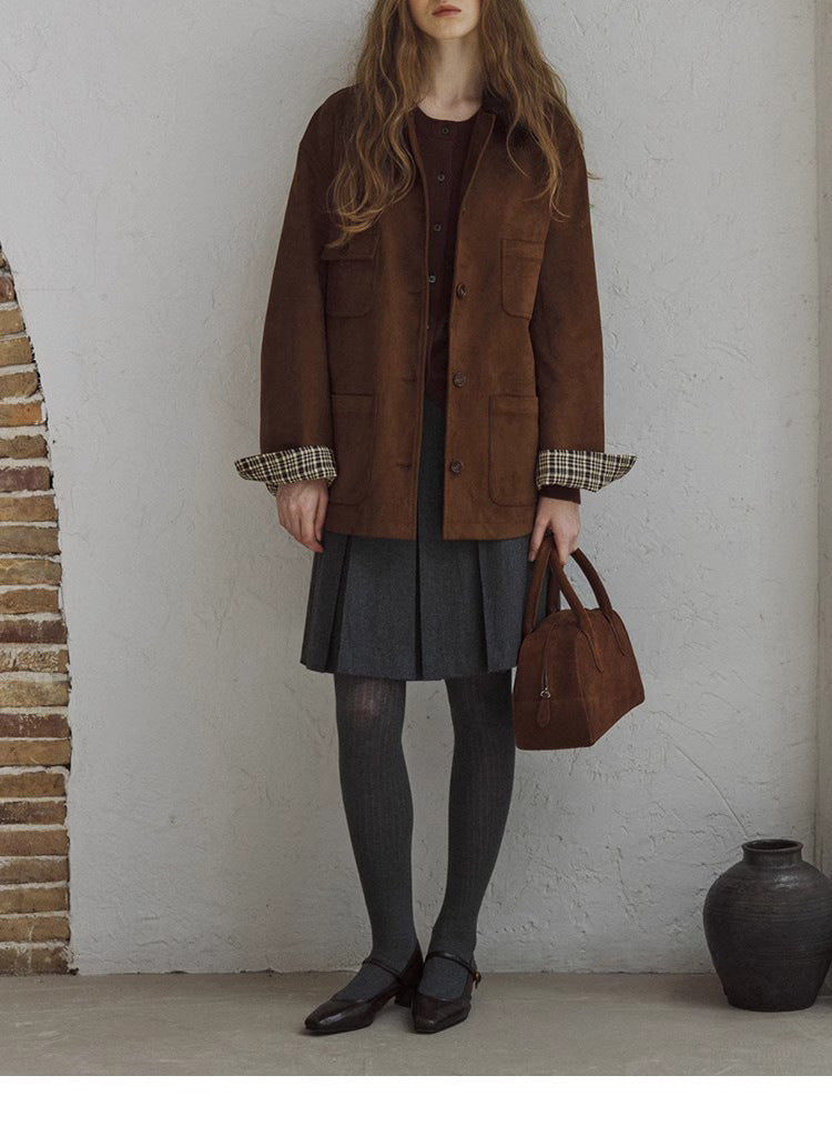 Damen Kurz geschnittene Wildlederjacke mit aufgesetzten Taschen und Karomanschetten Nord Taschen
