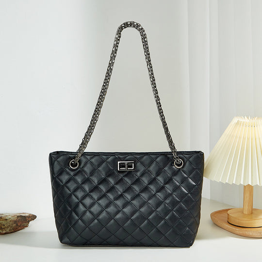 Damen Handtasche mit eleganter Steppung und modischem Kettenhenkel Nord Taschen