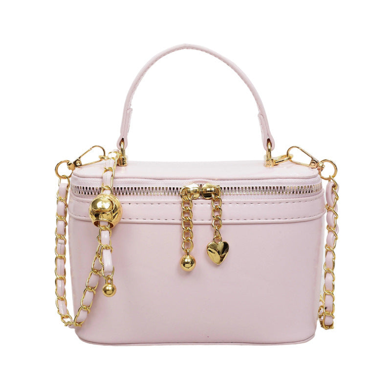 Damen Clutch mit dekorativen Kettenakzenten Nord Taschen