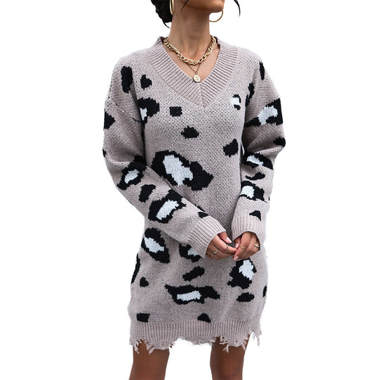 Damen Oversized Strickkleid im Leo-Jacquard mit V-Ausschnitt und ausgefranstem Saum Nord Taschen
