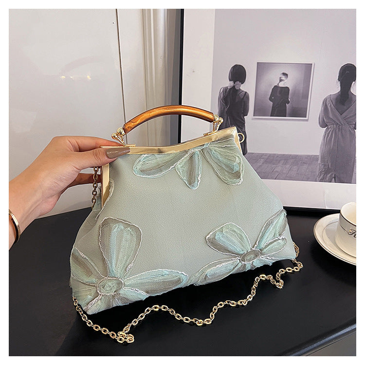 Damen Handtasche mit floralem Muster und elegantem Kettenakkzent Nord Taschen