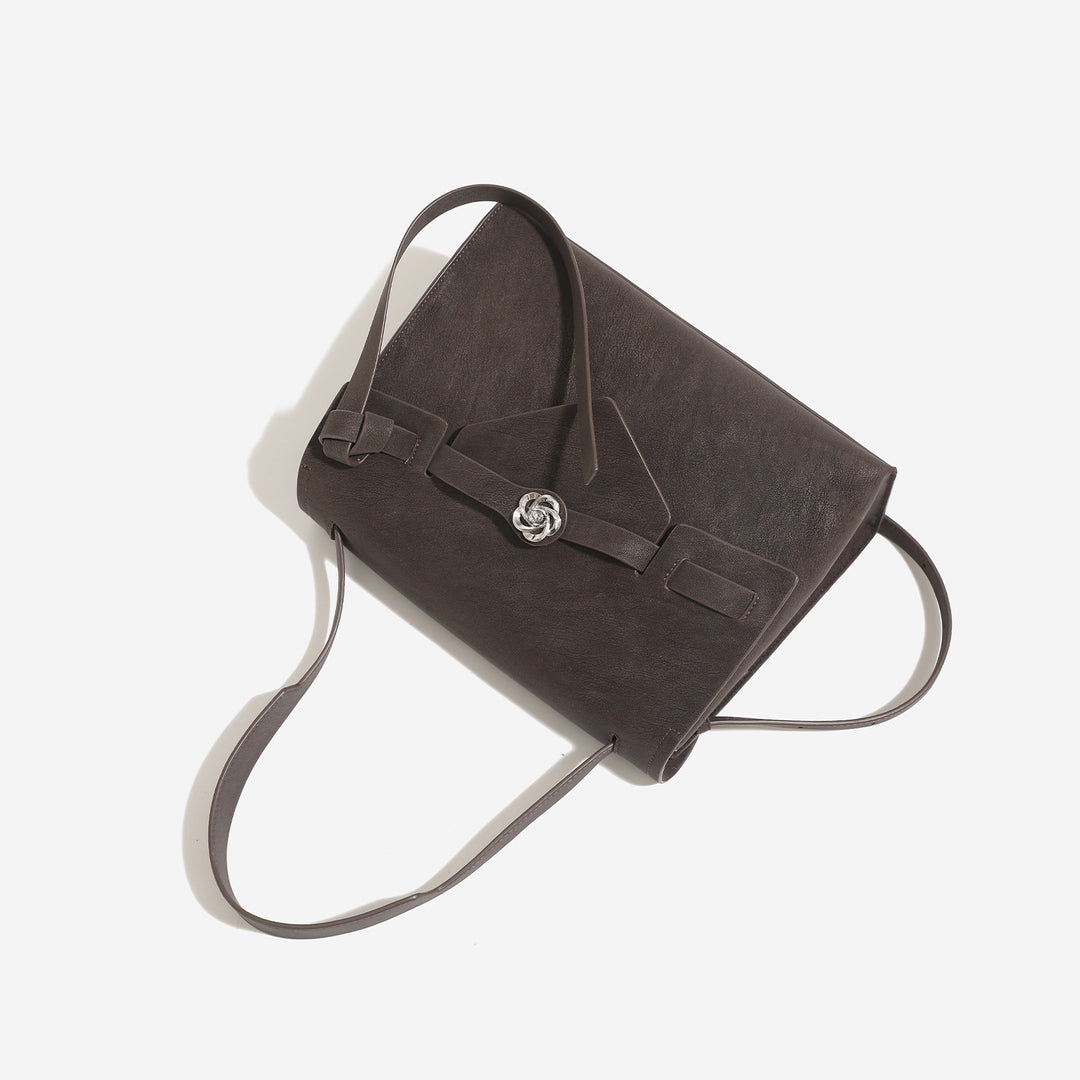 Damen Umhängetasche mit eleganter Klappenöffnung und dekorativen Akzenten Nord Taschen