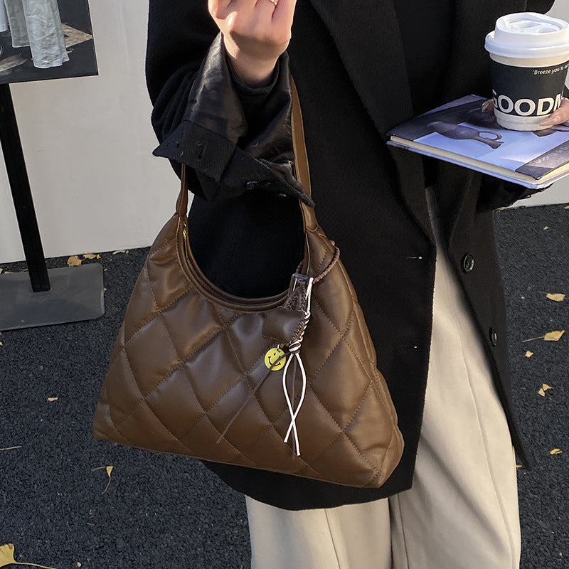 Damen Hobo-Tasche mit eleganter Steppung und charmantem Anhänger Nord Taschen
