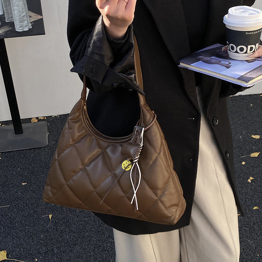 Damen Hobo-Tasche mit eleganter Steppung und charmantem Anhänger Nord Taschen