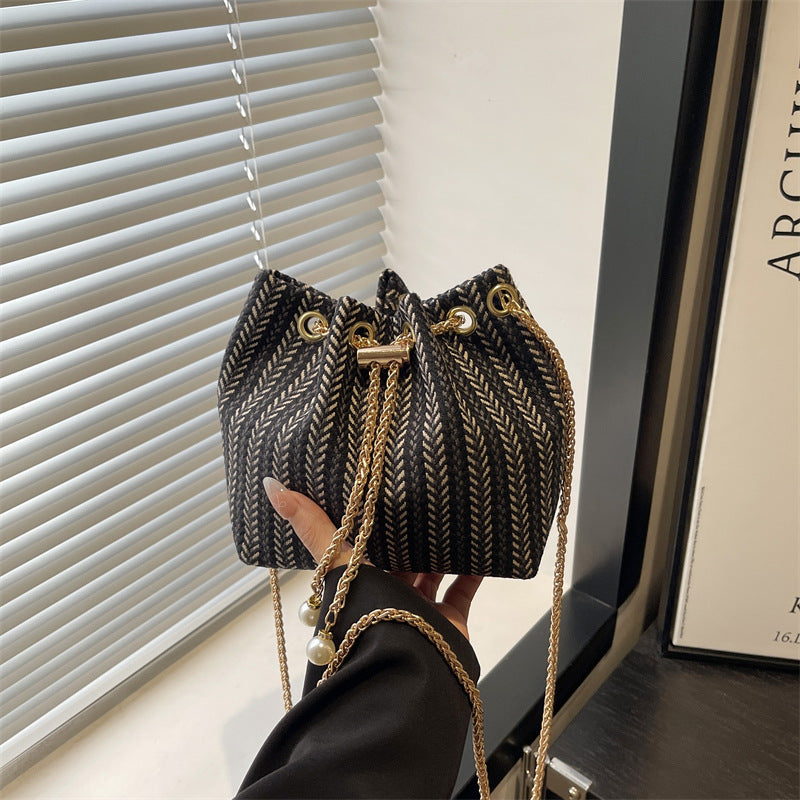 Damen Umhängetasche mit raffiniertem Kordelzug und eleganter Kettenverzierung Nord Taschen