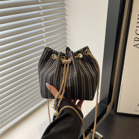 Damen Umhängetasche mit raffiniertem Kordelzug und eleganter Kettenverzierung Nord Taschen