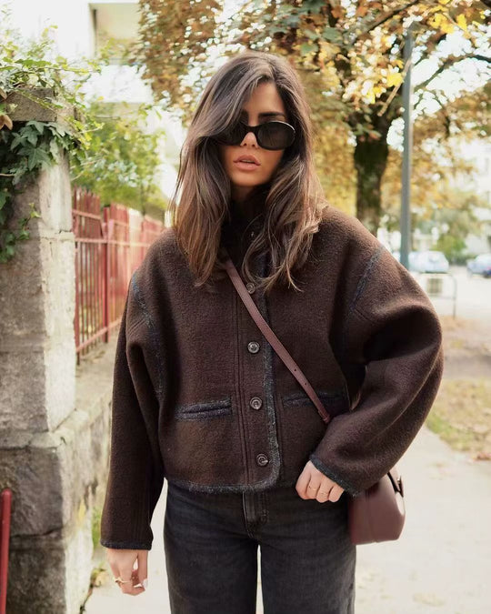 Damen Kurzjacke mit Rundhals, kastiger Cropped‑Silhouette und Kontrastpaspel Nord Taschen