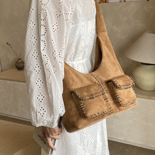 Damen Hobo-Tasche aus weichem Veloursleder mit einzigartigem Stickdetail Nord Taschen