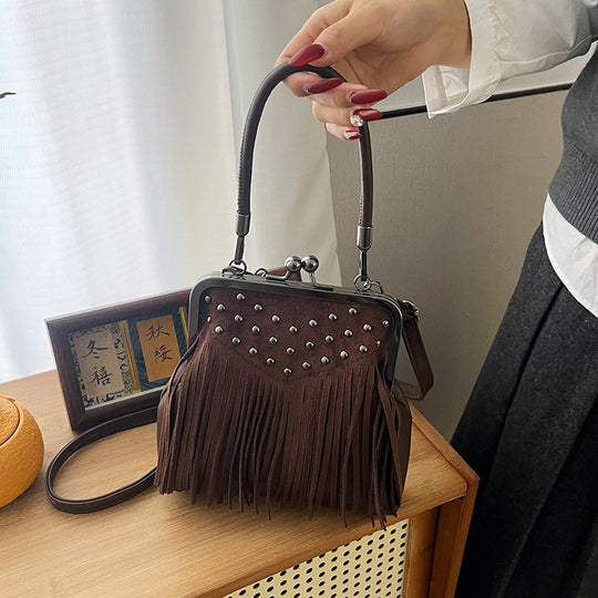 Damen Umhängetasche mit Fransen und auffälligen Nieten Nord Taschen