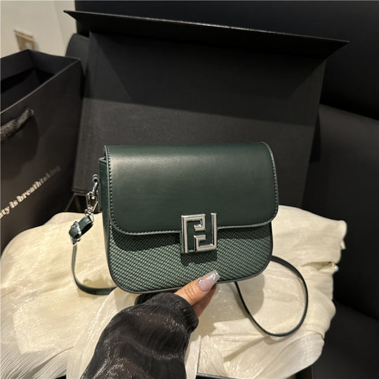 Damen Umhängetasche im minimalistischen Design mit eleganten Metallakzenten Nord Taschen