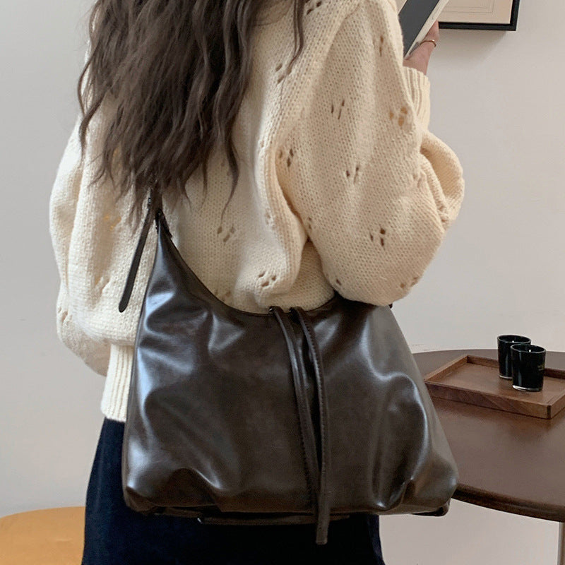Damen Hobo-Tasche mit modernem, geschwungenem Design und praktischen Reißverschlussfächern Nord Taschen